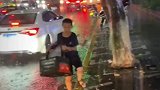 出摊后突降大雨，小男孩提着雪糕箱在大雨中奔跑