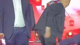 成龙商演 成龙大哥商业演出，现场环境简陋不堪，局面混乱，这样子的商演现场为什么能请来成龙大哥呢
