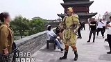西安唐武士劝阻不文明行为 火了！网友：建议推广。
