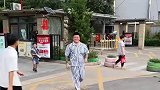接兄弟出院，没想到他连衣服没来得及换