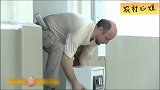 国外恶搞：路人帮搬保险箱成了小偷，要被警察捉了对方好冤枉