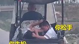 两个小朋友闹别扭互抓头发。爷爷：出发了，你俩抓紧咯！孩子：我俩抓得可紧了！