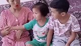为了不让女儿吃太多雪糕，我和儿子一人一口帮她把雪糕解决了