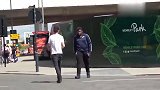 国外街头恶搞,往路人脸上泼水,网友：兄弟,我敬你是条汉子！
