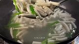 没想到5块钱的白玉菇和大蒜简单一炒，清淡爽口又美味，太好吃了