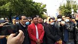 打鱼不得莫怪网 来宾融安山歌王在鱼峰山脚对山歌，众多观众围观