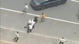 成都一小区偷车贼被当场擒获 同伙持刀赶来威胁保安放人