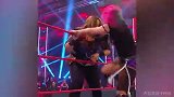 一屁股撞飞你！WWE女子摔跤原来还能这么玩