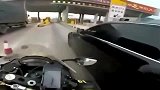 高速飙车，时速超过了汽车