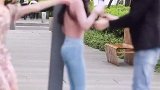 这两个小姐姐哪个更有魅力，估计难以抉择啊街拍