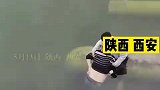 不会游泳？男子抱起落水者，在水中坐了8分钟！