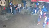 男子正坐在那里闲聊，过来几个男子后，监控马上拍下紧张的一幕！