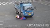 惨烈！江西一女骑手与大货车相撞 拦腰被碾压当场身亡