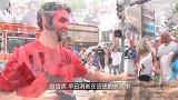 傍晚时分，大野狼躺在公园长椅上，引得路人纷纷围观！