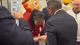 韩国女球迷遭种族辱骂墨西哥官方致歉赠球衣
