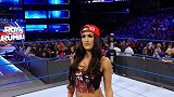 WWE-17年-SD第909期：妮琪贝拉场外缠斗娜塔莉亚 众人拉架场面混乱-花絮