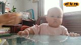 宝宝吃到橘子的表情也太萌了！宝宝“等你老了，看我咋收拾你”
