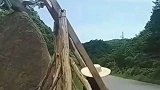 农民大哥自娱自乐一，玩的一脸开心