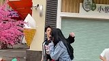 挨了两耳光，交了一米八的女朋友