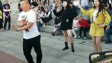 最近这个大叔火了，舞姿实在太豪放，后边的小姐姐都笑了