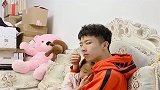 相差18岁的亲兄妹，无意间拍到这一幕，让我这个嫂子情何以堪！