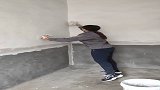 实拍工地女师傅刮腻子，动作行云流水，肯吃苦，娶老婆就找这样的