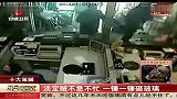 十大笨贼之“淡定哥”一锤一锤砸玻璃 砸完警察正好赶到