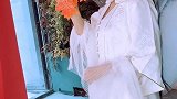 古风姑娘在枫树下捉枫叶，她的浅浅一笑好甜！网友真美！