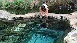 这大哥家里条件真好啊，游泳池纯天然无污染，看着就喜欢