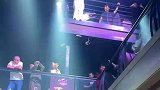 酒吧推出的新表演，看着实在太危险了