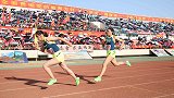 女生赤脚完成百米冲刺：我人都跑出去了 怎么鞋还在原地？