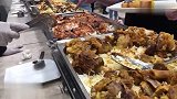 印度高级自助餐厅，这么大块牛骨肉10块钱，顾客就冲着它去