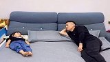 爸爸为了让女儿主动抱抱，脑洞大开想出这招，妈妈看完都服了！