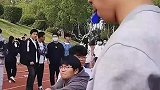 男生在拔河比赛时使用魔法攻击，成功拿下比赛