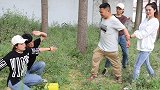 喜剧：田田找大壮拿快递，被小小误会，结果田田老公撵着小小打