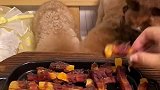 狗子享受美食的小表情，给我看馋了
