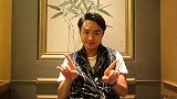 王祖蓝给某公司工作人员发放礼物，工作人员还必须夸他才行