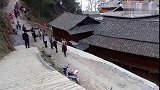 古寨18岁村花出嫁，娘家陪嫁桌椅板凳，嫁妆队伍犹如长龙