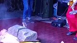 爆笑：这是上辈子拯救了银河系吧，长成这样还有姑娘倒追
