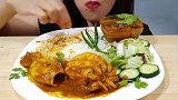 小美女吃麻辣鱿鱼咖喱配饭！好辣好辣！