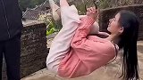 不知道以为你把女儿当猪卖呢