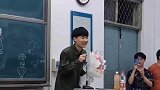 男生在教室当众表白女生