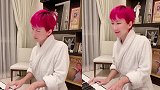 李玟离婚风波后首次出镜弹琴一头红发侧脸消瘦