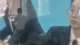 去银行柜台取钱，小姐姐看到余额后这个表情，是什么意思