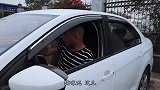 【流浪猫】大叔从车底救了一只小猫，长着一张阴阳脸