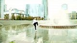 俄罗斯公园喷泉两端相互传球 保安不阻止静静观看