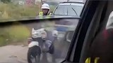 警察小哥“遇袭”，毫不犹豫拔“枪”还击