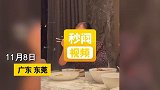 孙女订婚奶奶特意纹眉，秒变饭桌焦点，孙女笑翻奶奶你变了