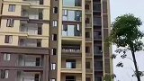 阳台用玻璃密封住，遭其他业主质疑