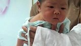 刚出生的宝宝居然会抬头了，这也太厉害了吧，抬头纹都出来了！